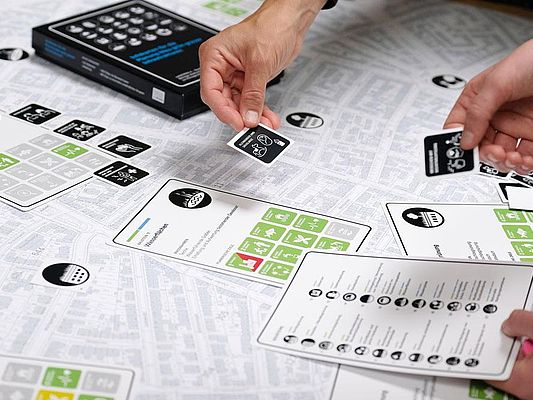 Planerinnen arbeiten mit netWORKS 4-Infokartenset