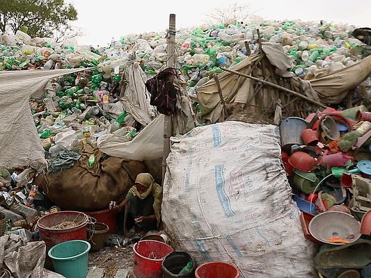 Staatlich institutionalisierte Recyclinganlagen gibt es in Bangladesch nicht. Häufig sammeln die Menschen Abfälle aus den Müllbergen und trennen diese von Hand. Foto: Florian Wehking, Bauhaus-Universität Weimar